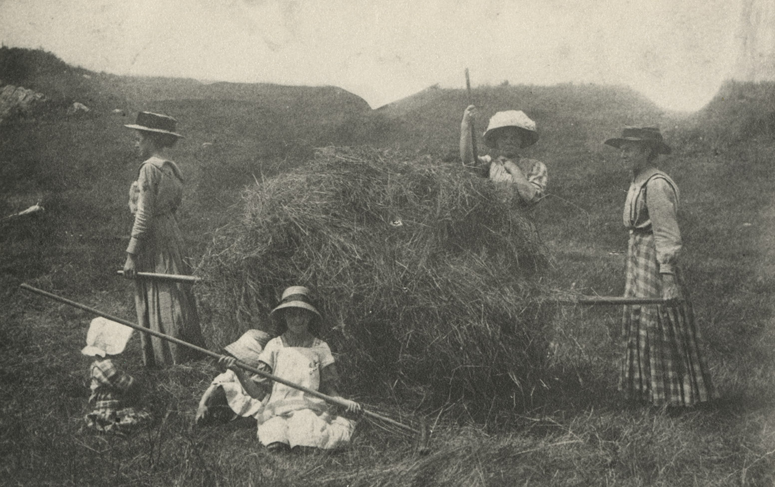 communityalbums - Women making hay