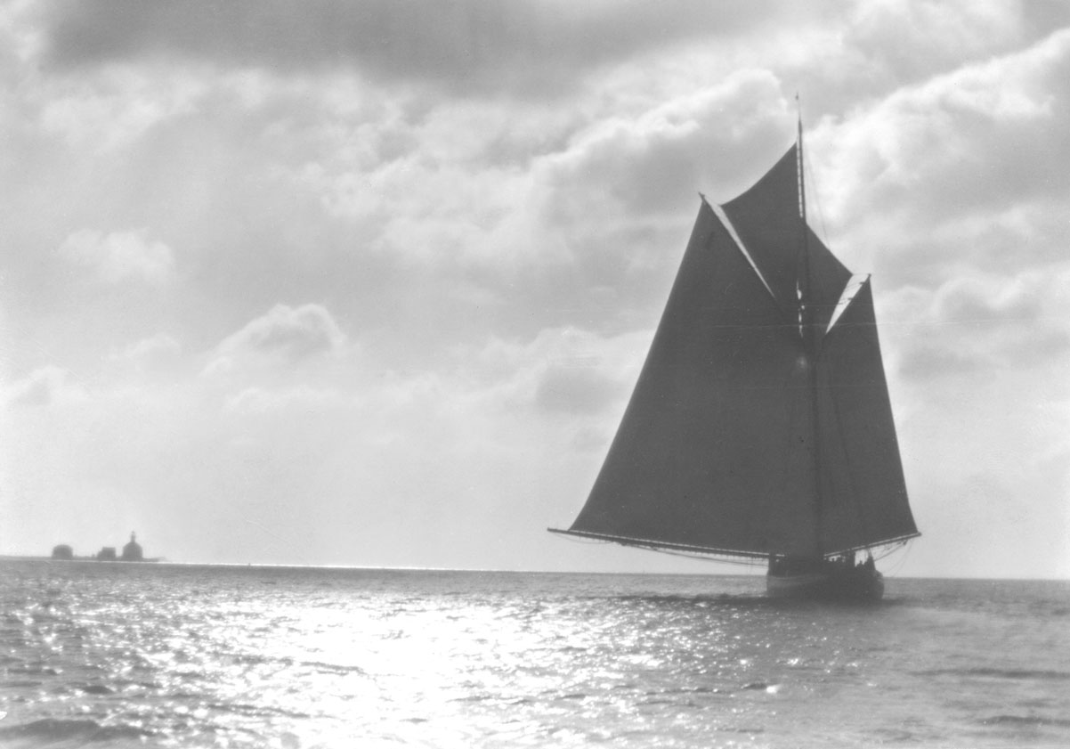 <i>Bluenose</i> off McNabs Island 1922