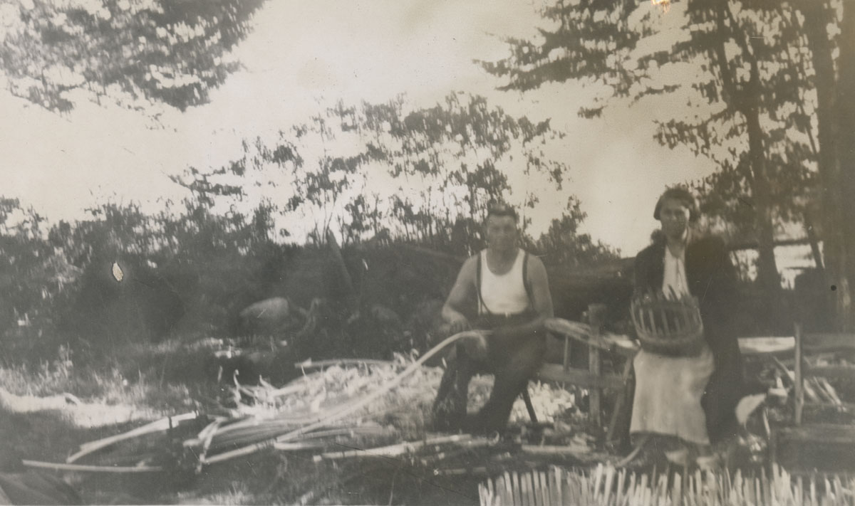 creighton : Louis and Evangeline Pictou making baskets, Lower Granville