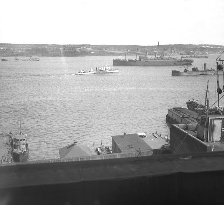 Destroyer I-04, HMCS <i>Annapolis</i> and liner SS <i>George Washington</i>