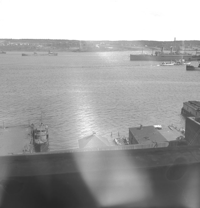 Destroyer I-04, HMCS <i>Annapolis</i> proceeding south with <i>George Washington</i> behind her