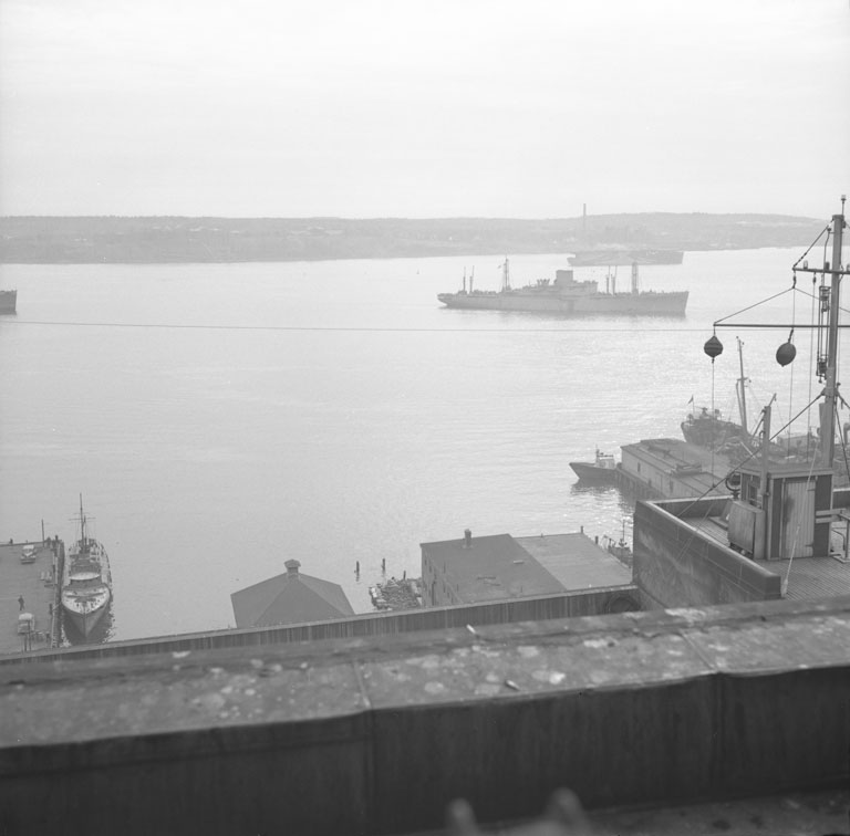 <i>Nat Andrews</i> and aircraft carrier, HMS <i>Illustrious</i>