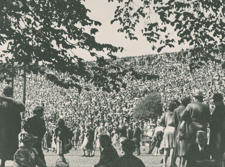 eastcoastport : Crowds on the Garrison Grounds to Greet the King and Queen