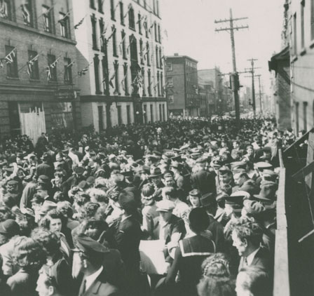 Rioters packed together on Hollis Street between Blowers and Bishop Street