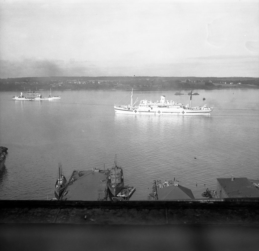 <i>HMHS Newfoundland</i> going up the harbour