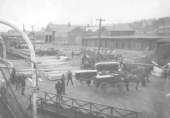 halifax : Hearses lined up on Halifax wharf (near the present Jetty 4 of HMCS Dockyard) to carry RMS Titanic</i> victims to funeral parlours