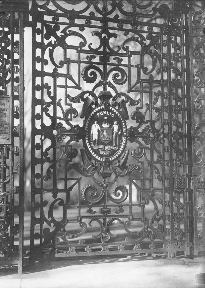 macaskill : Crest on entrance gates to Public Gardens, Halifax, NS