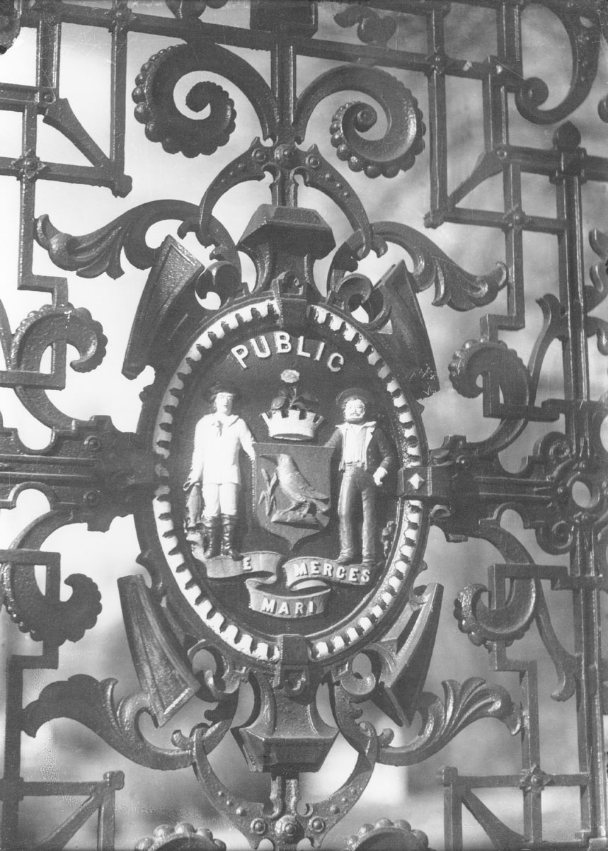 macaskill : Crest on entrance gates to Public Gardens, Halifax, NS