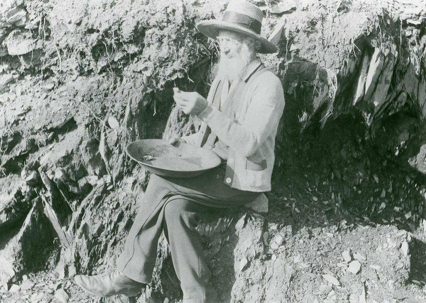 meninmines : Henry N. Reeves, typical old general miner, Black Brook, Oldham, 1912