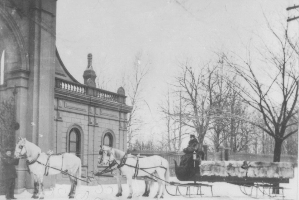 notman : Sleigh outside South Park Street entrance to the Public Gardens, Halifax