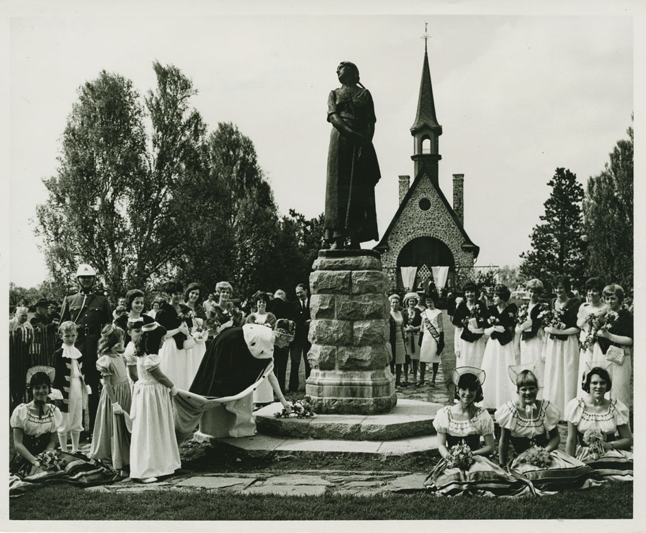 photocollection : Places: Grand Pre, Kings Co.: Festival: Valley Festival with Princesses and Statue of Evangeline